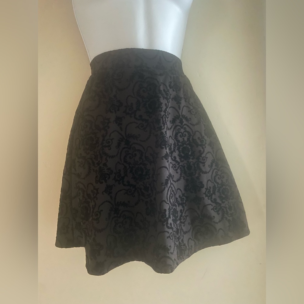 Beautiful velvet flocked mini skirt perfect for the holidays !